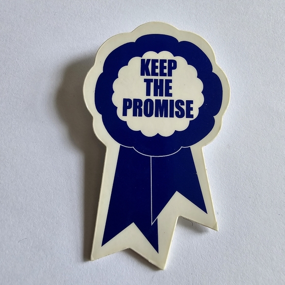 Vintage Keep the Promise pin brooch blue ribbon white plastic jewelry - Picture 2 of 6